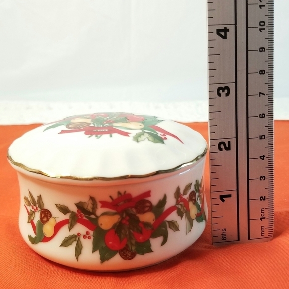 Vintage Heritage House Round Christmas Fine Porcelain Trinket Music Box. - Picture 5 of 7